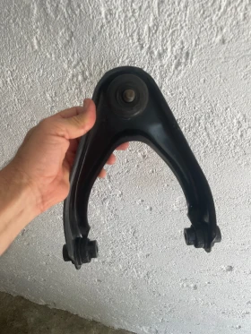 Продавам носач за преден десен горен  шарнир на Хонда Црв 1998 г., снимка 2 - Части - 52394613