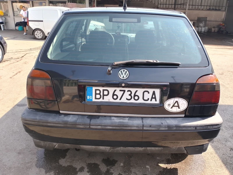 VW Golf 1.8, снимка 6 - Автомобили и джипове - 47382016