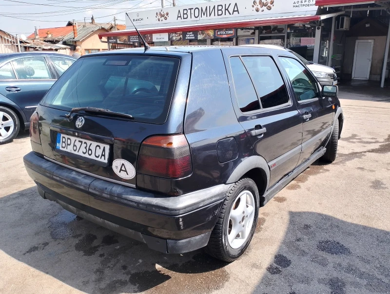 VW Golf 1.8, снимка 4 - Автомобили и джипове - 47382016