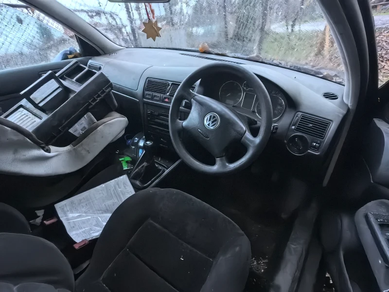 VW Golf 1.6, снимка 5 - Автомобили и джипове - 52565525