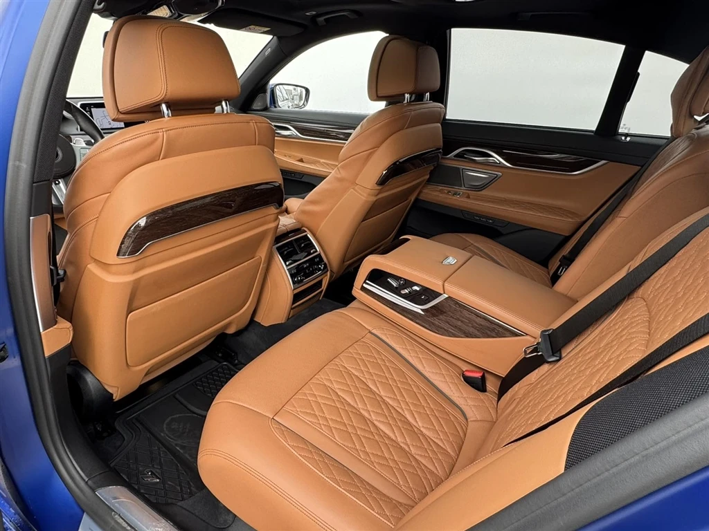 BMW 750 xDrive Sedan - изображение 10