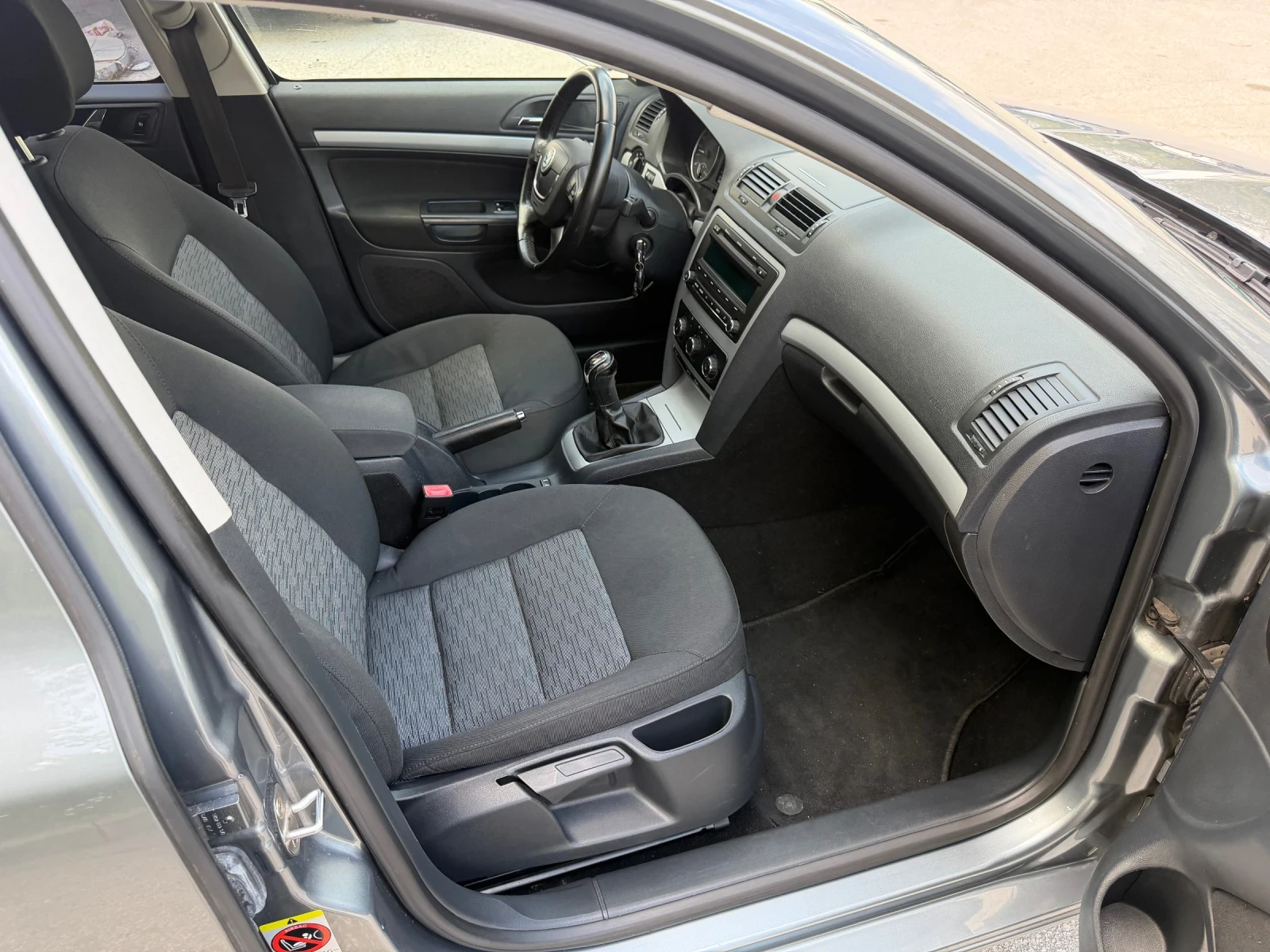 Skoda Octavia 1.6TDI, снимка 7 - Автомобили и джипове - 54436381