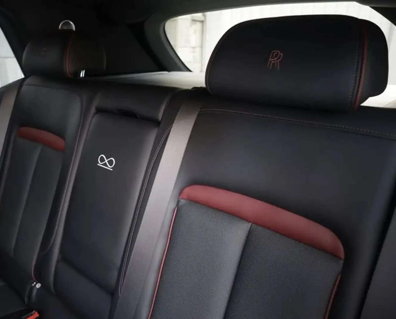 Rolls-Royce Cullinan Black Badge Edition 1 OF 10 - изображение 8