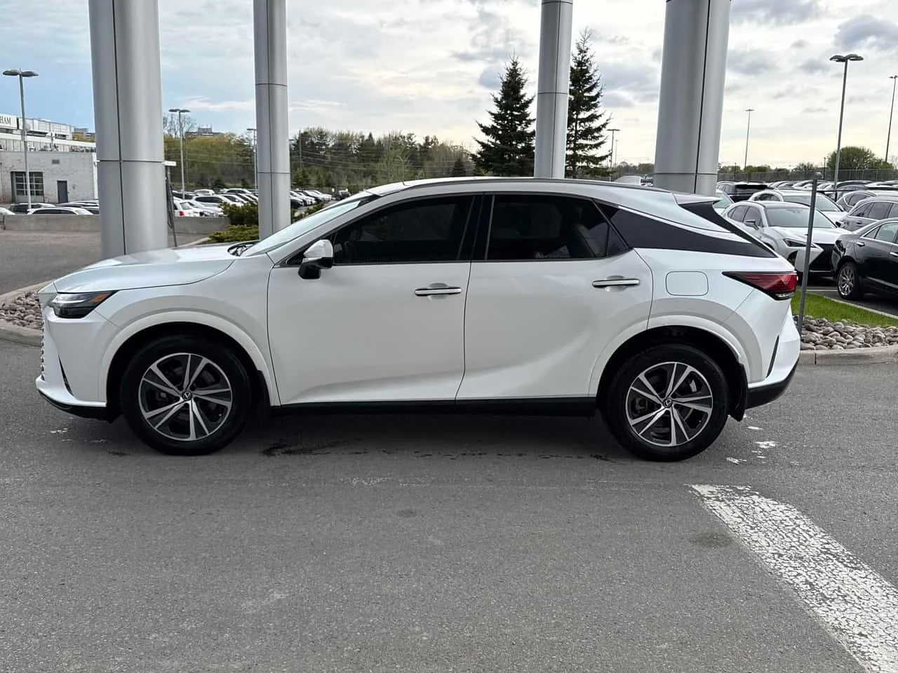 Lexus RX 350 CARFAX / DISTRONIC / ОБДУХВАНЕ / АВТОКРЕДИТ , снимка 2 - Автомобили и джипове - 54581568