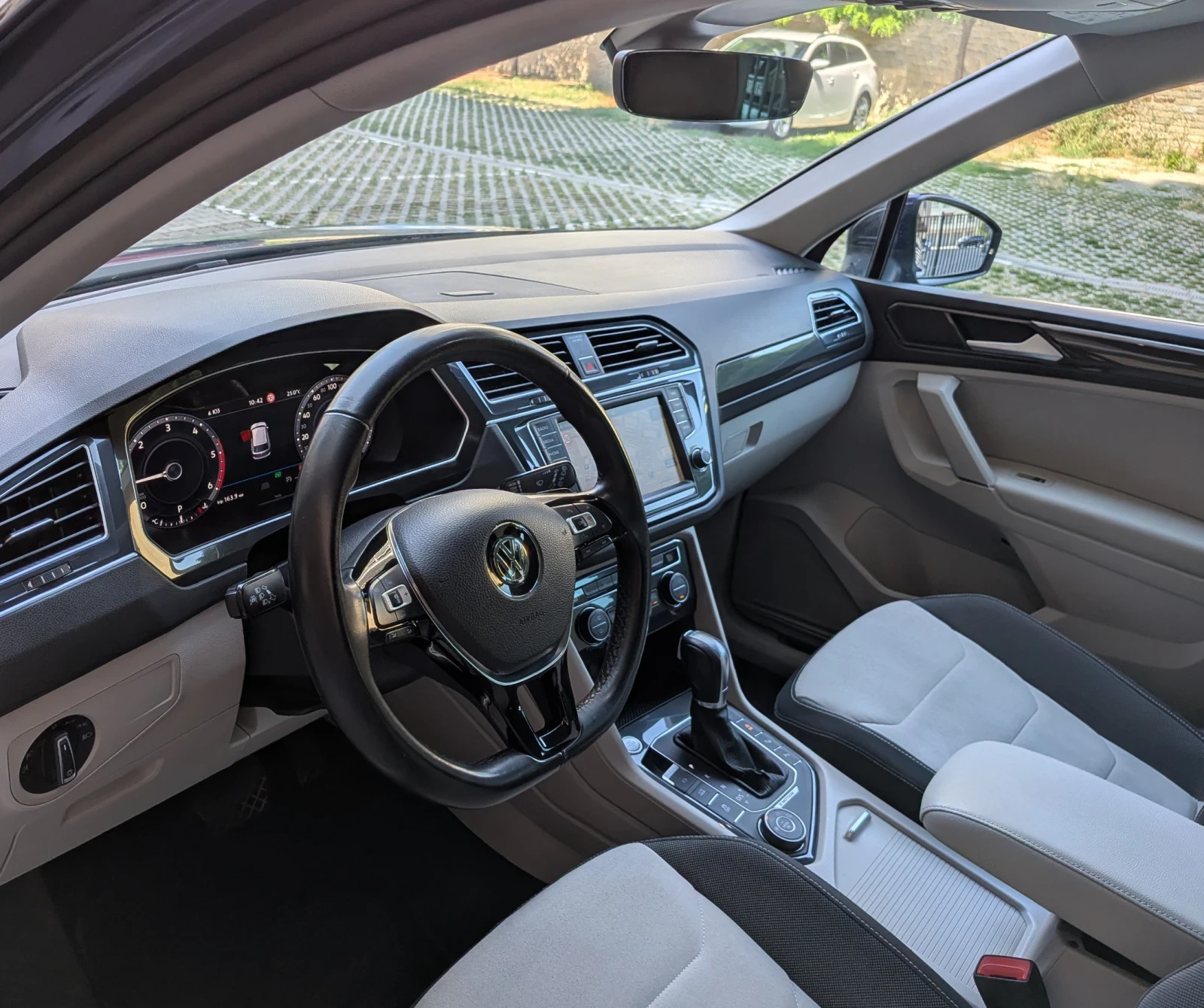 VW Tiguan 2.0TDI/150/4x4/DSG/Executive, снимка 7 - Автомобили и джипове - 55410929