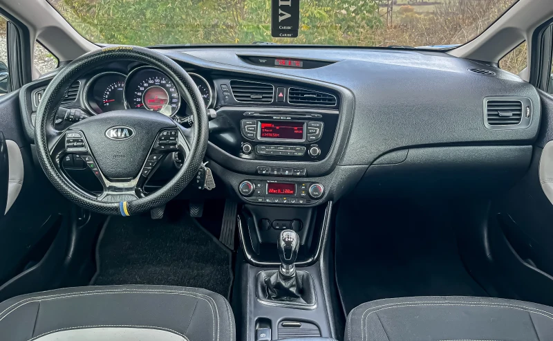 Kia Ceed 1.6 бензин | НАПЪЛНО ОБСЛУЖЕНА!!!, снимка 8 - Автомобили и джипове - 52336627
