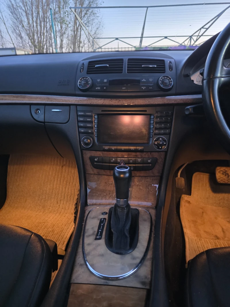 Mercedes-Benz E 320 Facelift, снимка 8 - Автомобили и джипове - 52805052