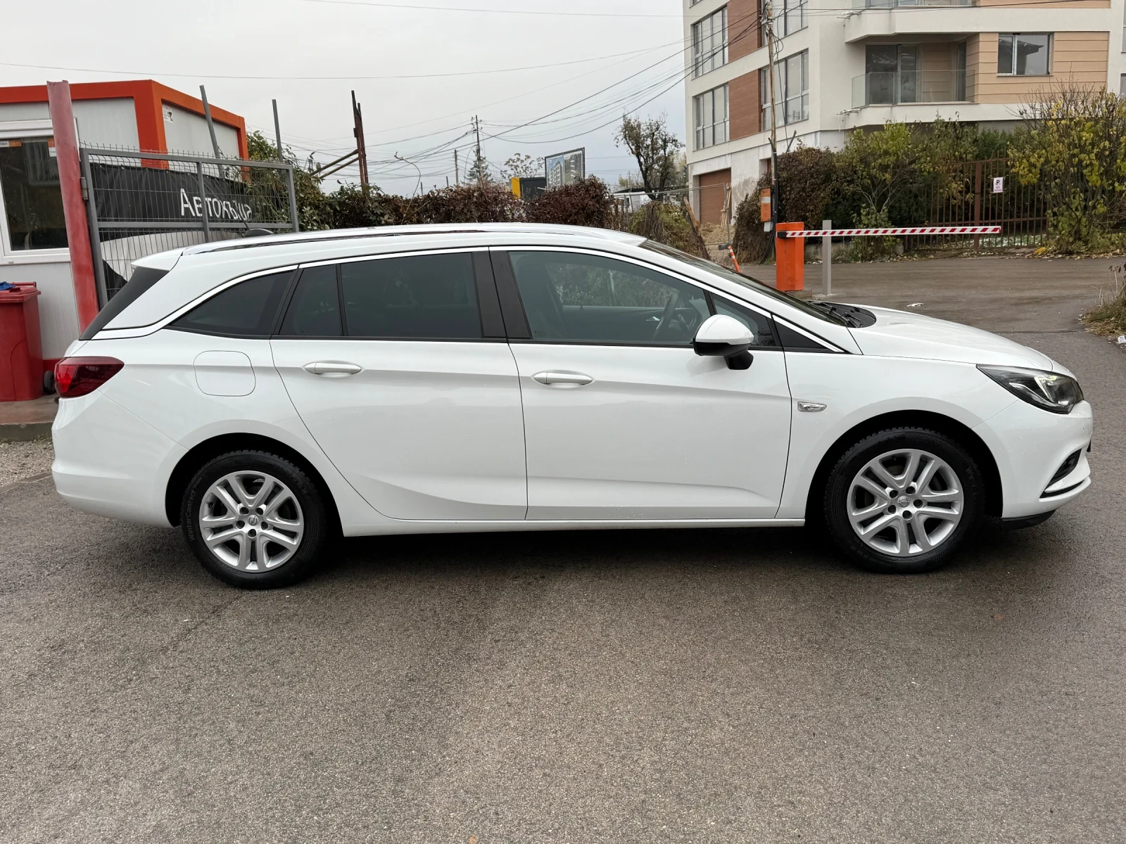 Opel Astra Sports Tourer 1.0 ECOTEC(105 кс)ecoFLEX start&stop - изображение 5