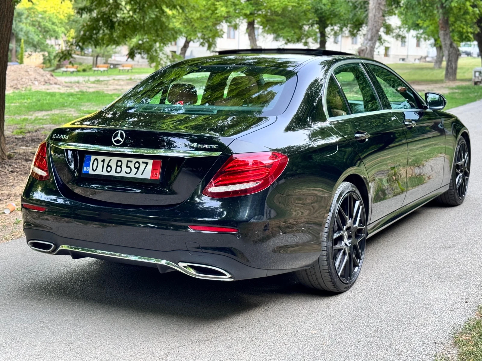 Mercedes-Benz E 220 4MATIC* AMG-LINE* CAM360* PANO* 9G* FULL - изображение 4