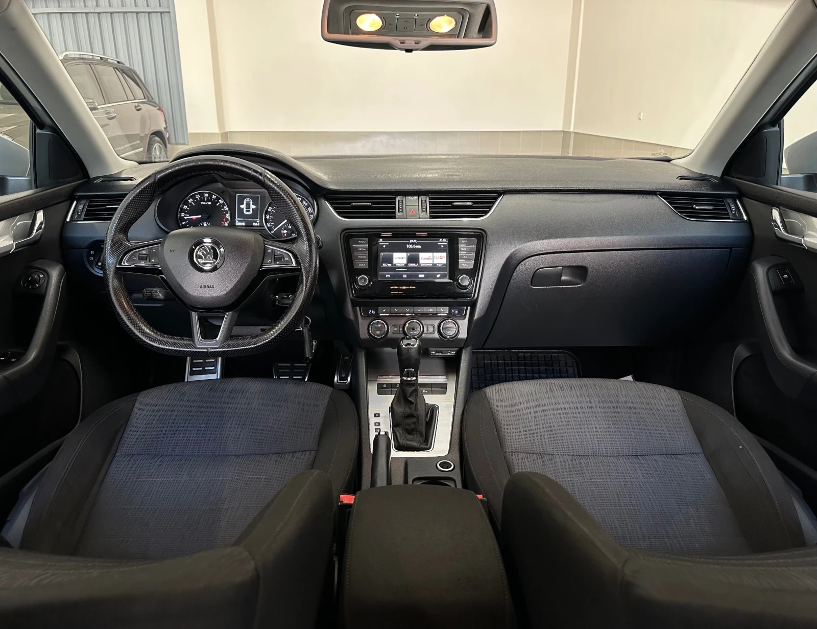 Skoda Octavia 2.00D/DSG6/2017г/ОБСЛУЖЕН/Уникат/FULL-LED/Като-НОВ, снимка 13 - Автомобили и джипове - 54497468