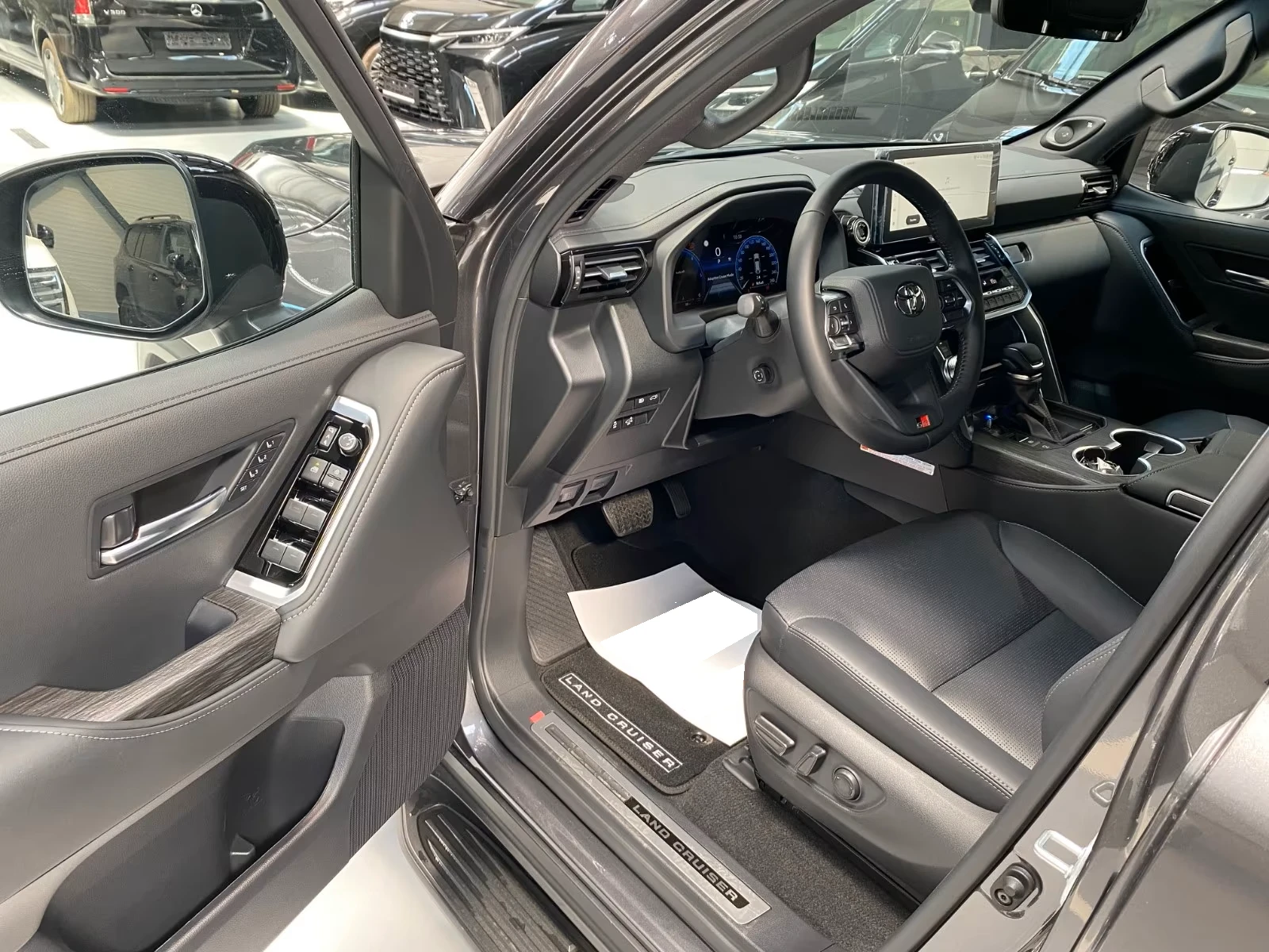 Toyota Land cruiser LC300* GR-SPORT* DISTR* MEMORY* 360CAM* JBL* , снимка 9 - Автомобили и джипове - 55698861