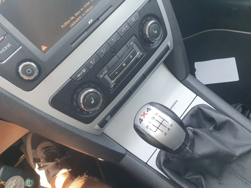 Skoda Octavia Scout 2, 0 tdi 140 hp 4x4, снимка 15 - Автомобили и джипове - 51615119