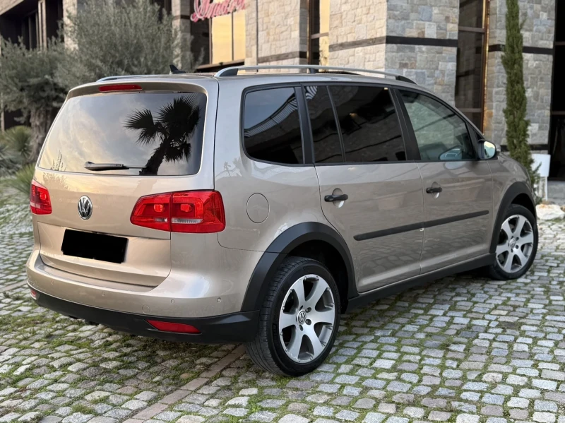 VW Touran 2.0TDI Панорама* Камера* Теглич* 7 Местен, снимка 4 - Автомобили и джипове - 52716032