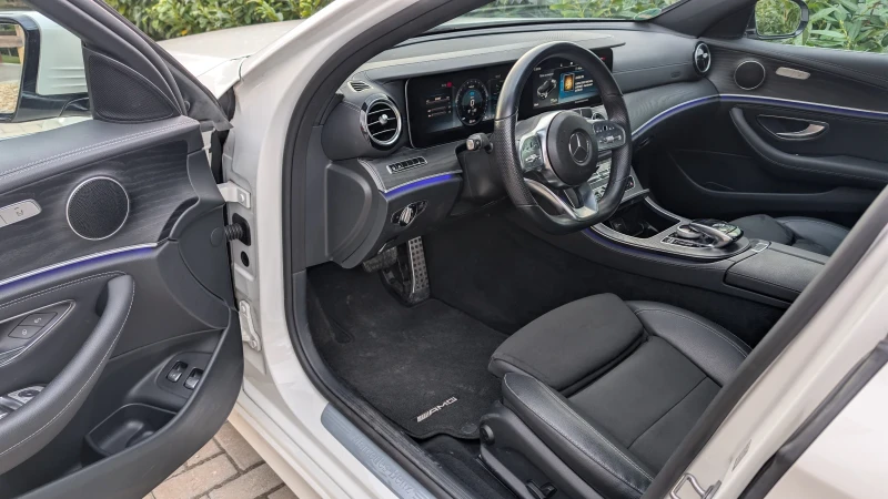 Mercedes-Benz E 300 e, Plug-in, САМО 17 800km!Дист+ , LED, Widescreen, снимка 4 - Автомобили и джипове - 53030086