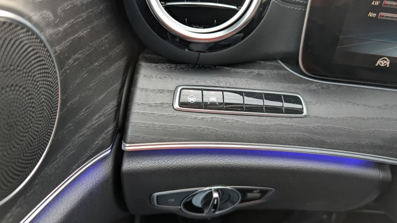 Mercedes-Benz E 300 e, Plug-in, САМО 17 800km!Дист+ , LED, Widescreen, снимка 9 - Автомобили и джипове - 53030086