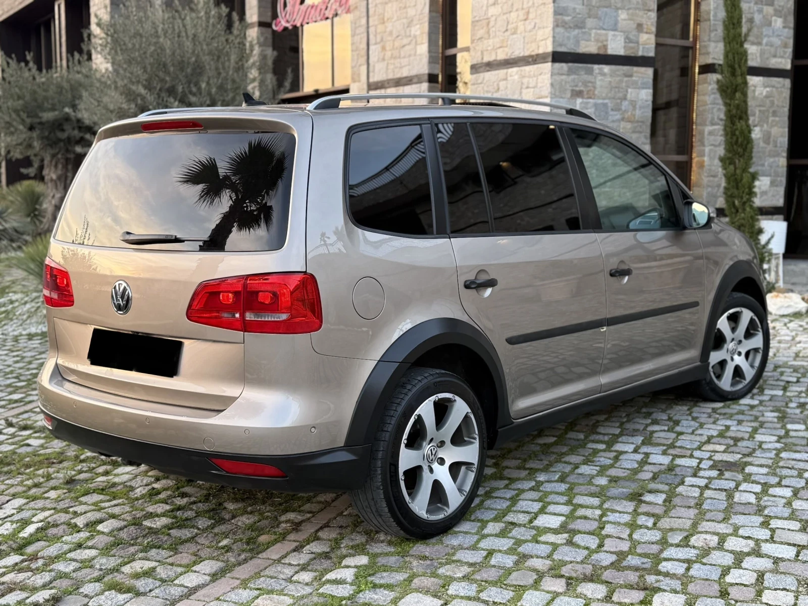 VW Touran 2.0TDI Панорама* Камера* Теглич* 7 Местен - изображение 4