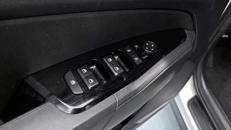 Kia Sportage 2.0 2WD PRESTIGE , снимка 10 - Автомобили и джипове - 52469556