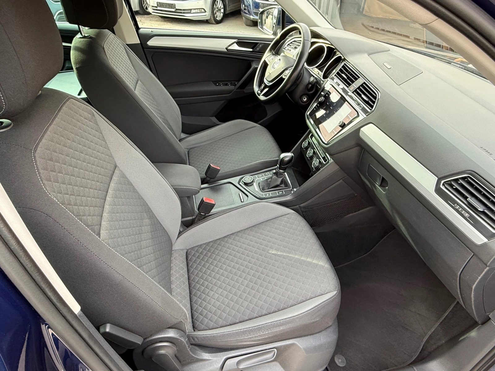 VW Tiguan 2.0TDI 4-MOTION DSG !!! 100% РЕАЛНИ КИЛОМЕТРИ !!!!, снимка 13 - Автомобили и джипове - 53915802