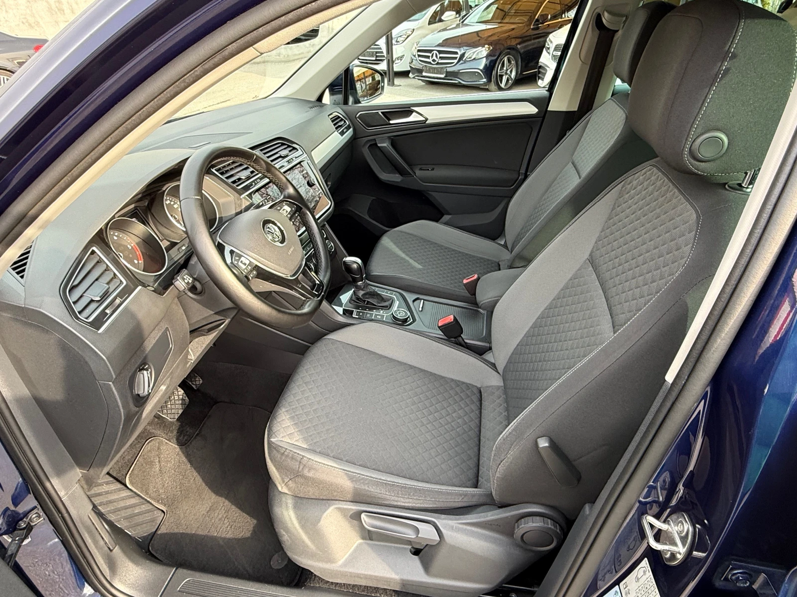 VW Tiguan 2.0TDI 4-MOTION DSG !!! 100% РЕАЛНИ КИЛОМЕТРИ !!!!, снимка 8 - Автомобили и джипове - 53915802