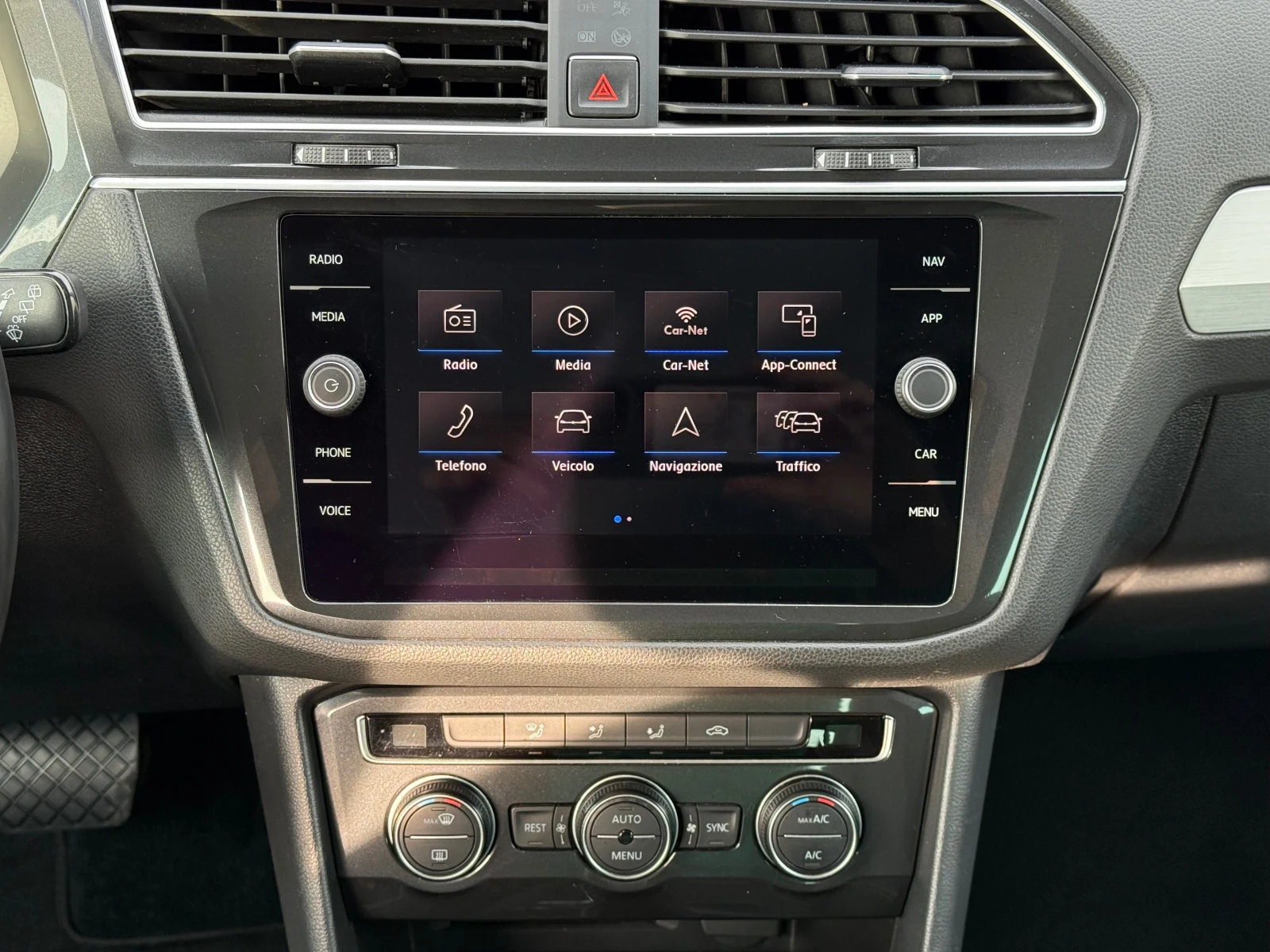 VW Tiguan 2.0TDI 4-MOTION DSG !!! 100% РЕАЛНИ КИЛОМЕТРИ !!!!, снимка 11 - Автомобили и джипове - 53915802