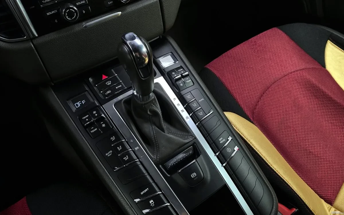 Porsche Macan 3.0L V6| ALCANTARA| КАМЕРА| ПОДГРЕВ| , снимка 7 - Автомобили и джипове - 54454730