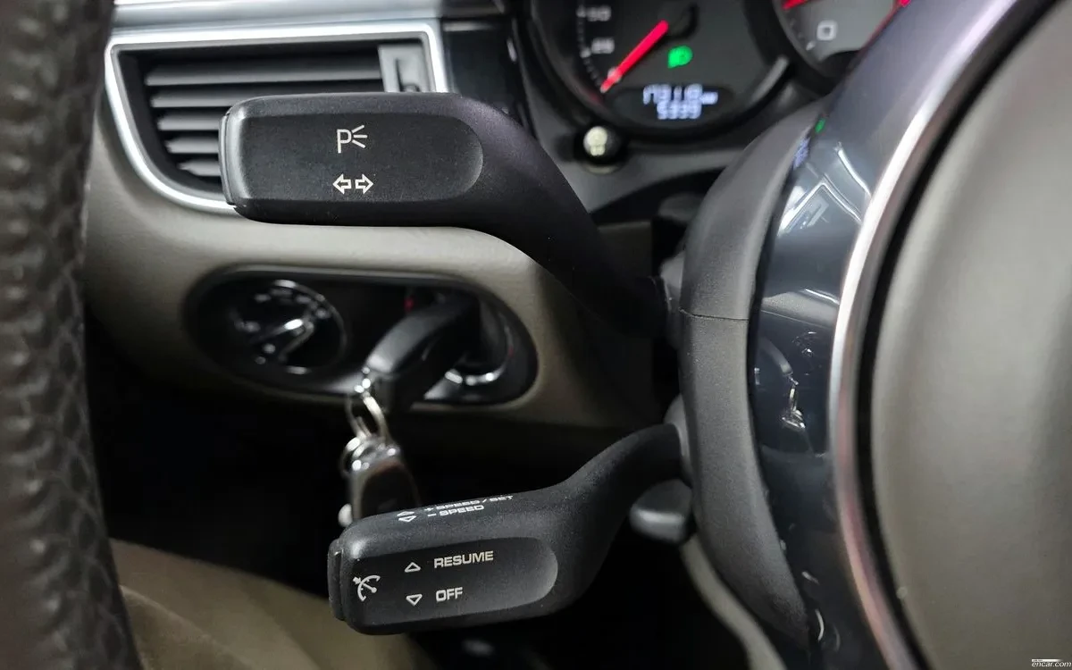 Porsche Macan 3.0L V6| ALCANTARA| КАМЕРА| ПОДГРЕВ| , снимка 13 - Автомобили и джипове - 54454730
