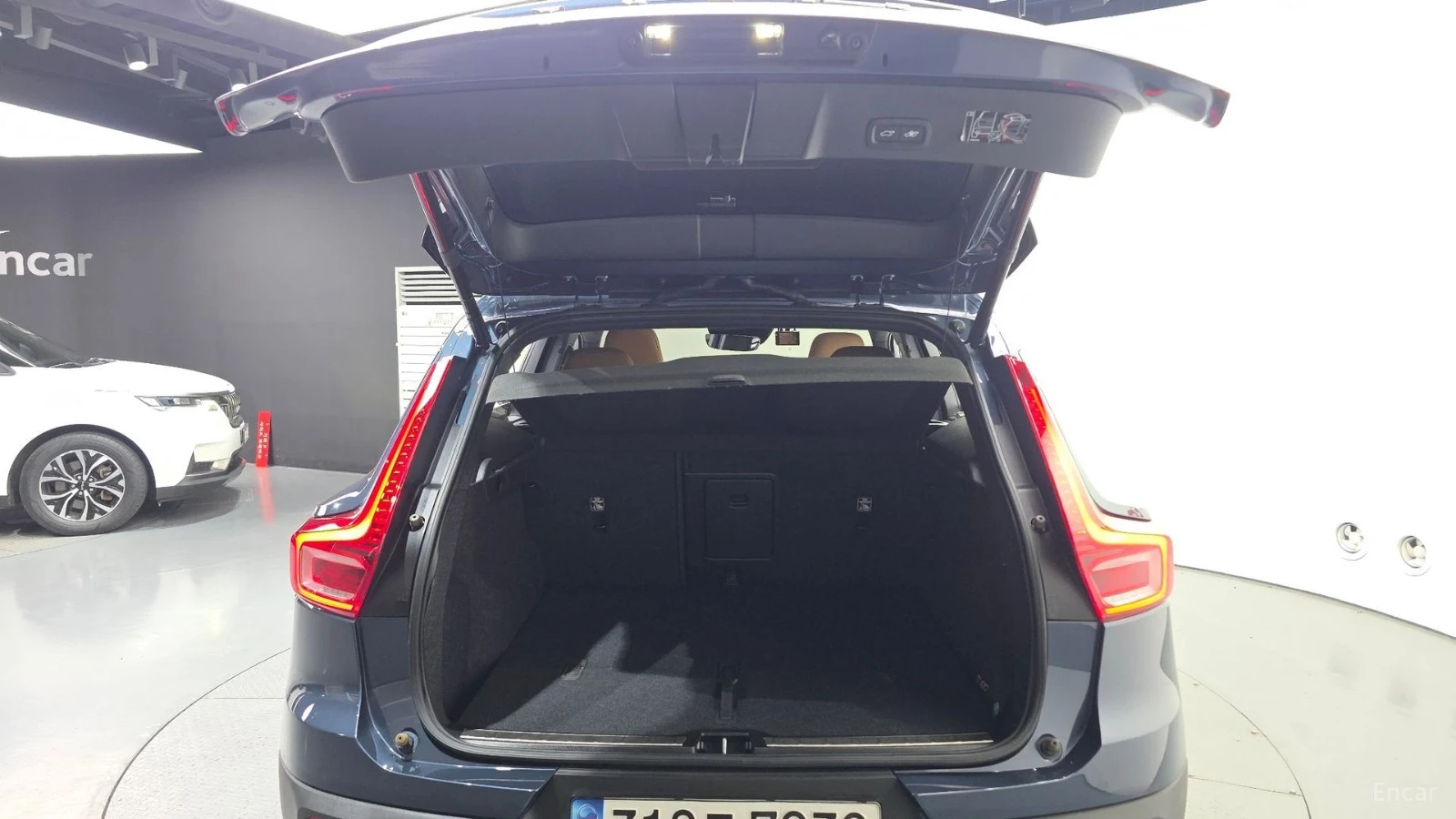 Volvo XC40 * B4* LED* ПАНО* 360* KEYLESS* Camera* ПОДГРЕВ* , снимка 17 - Автомобили и джипове - 55585667