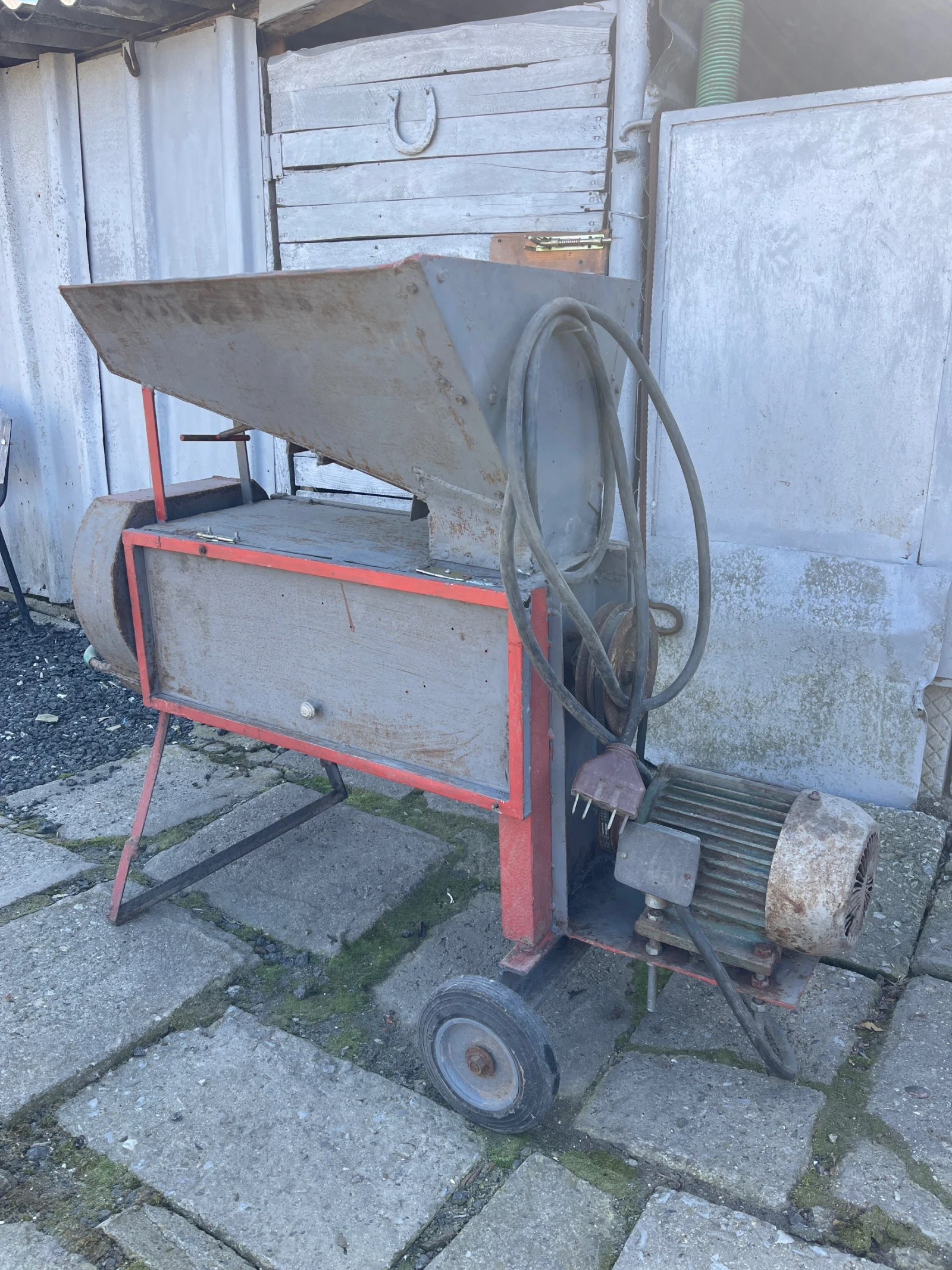 Специализирани машини Други Машина за белене на бадеми