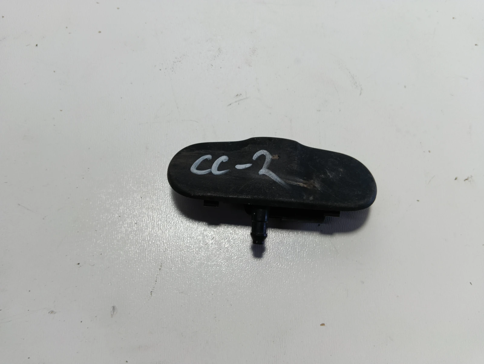 пръскалка челно стъкло дясна 04L955988C VW Passat CC