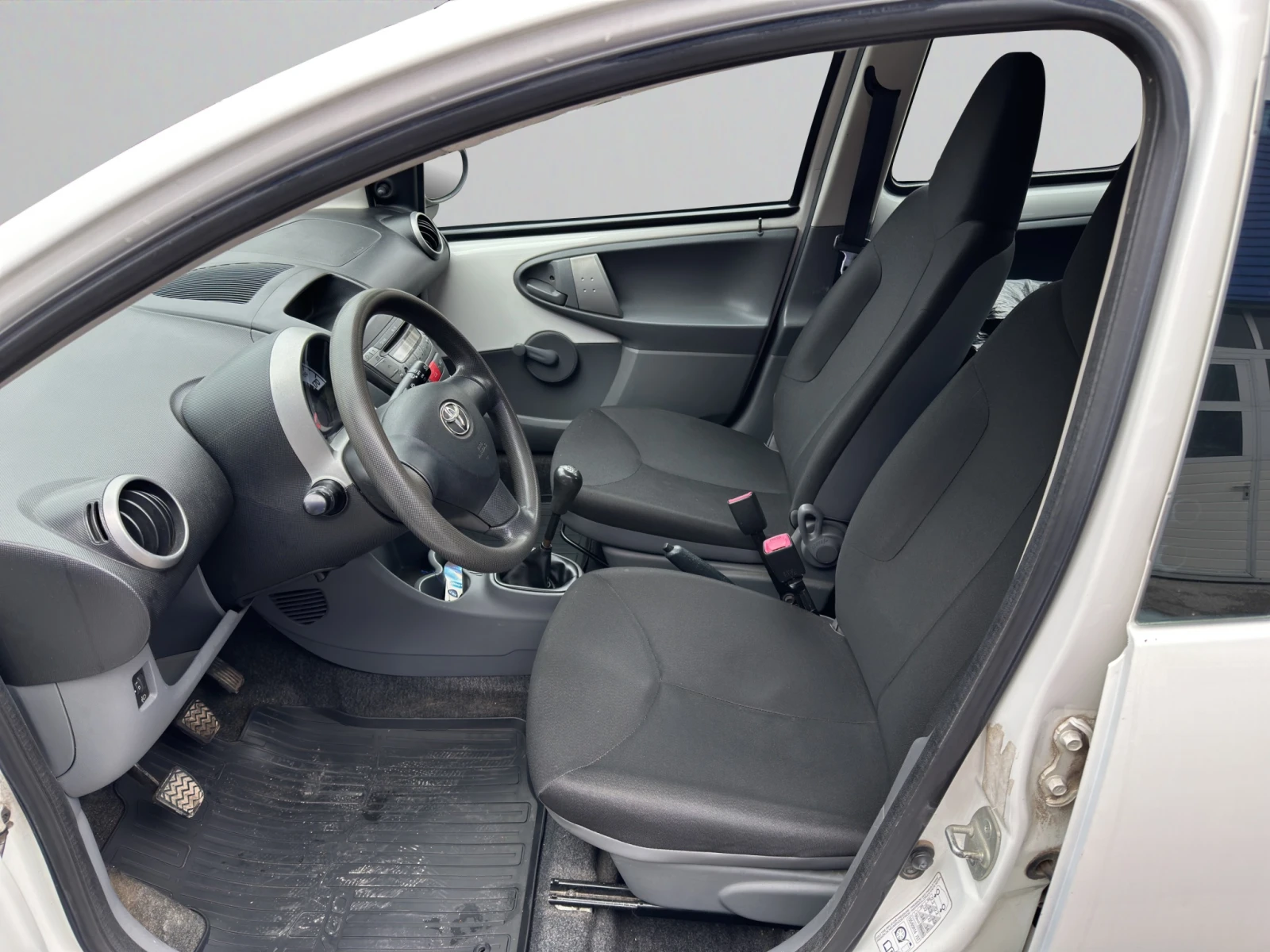 Toyota Aygo 1.0 VVT-i 68hp BVM5 E4 | Mobile.bg � ����������� 9