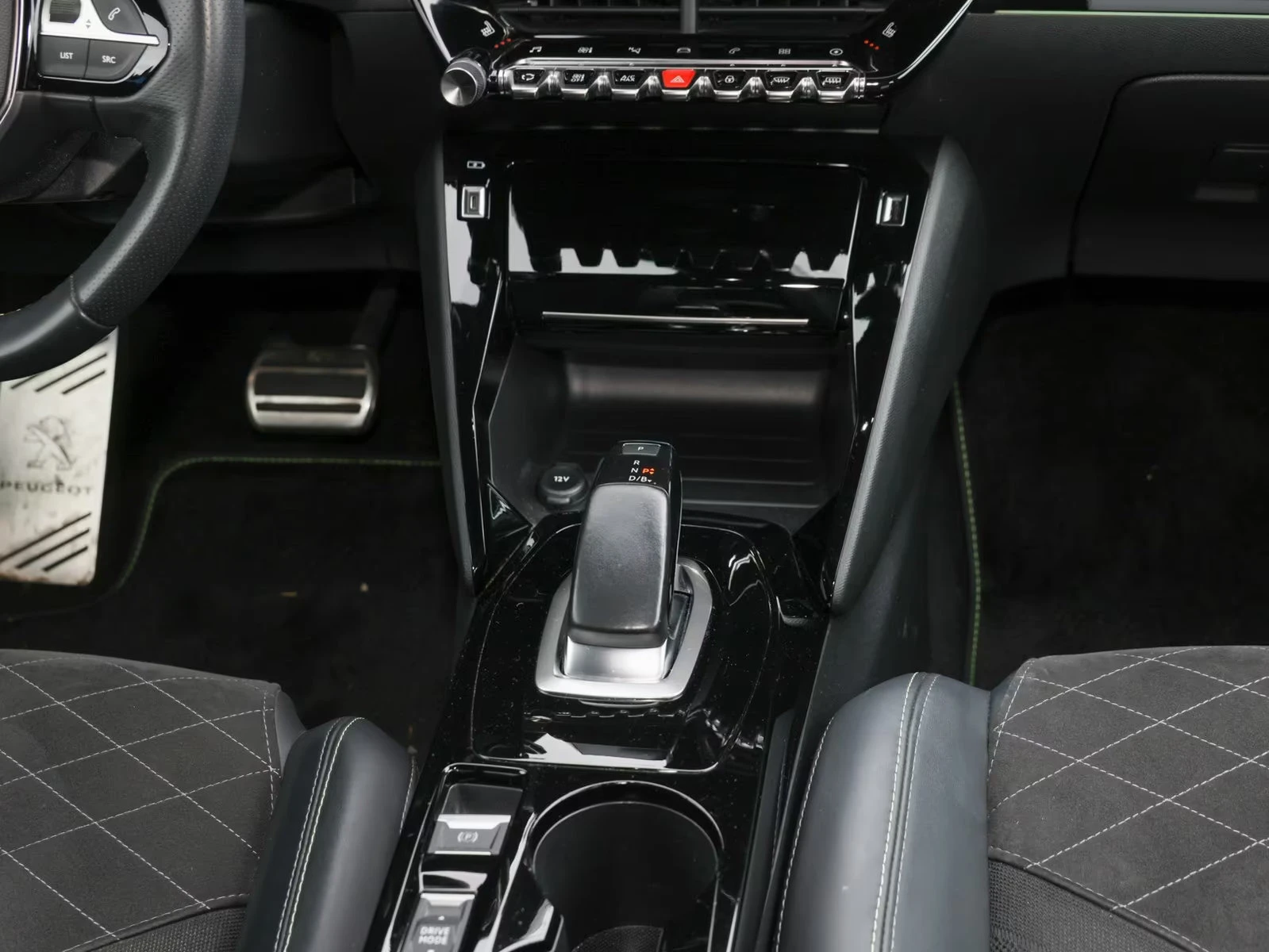 Peugeot 208 e-GT-LINE/136HP/CAM/AHK/H.PUMP/NAVI/LED/CPLAY/315q, снимка 10 - Автомобили и джипове - 54594886