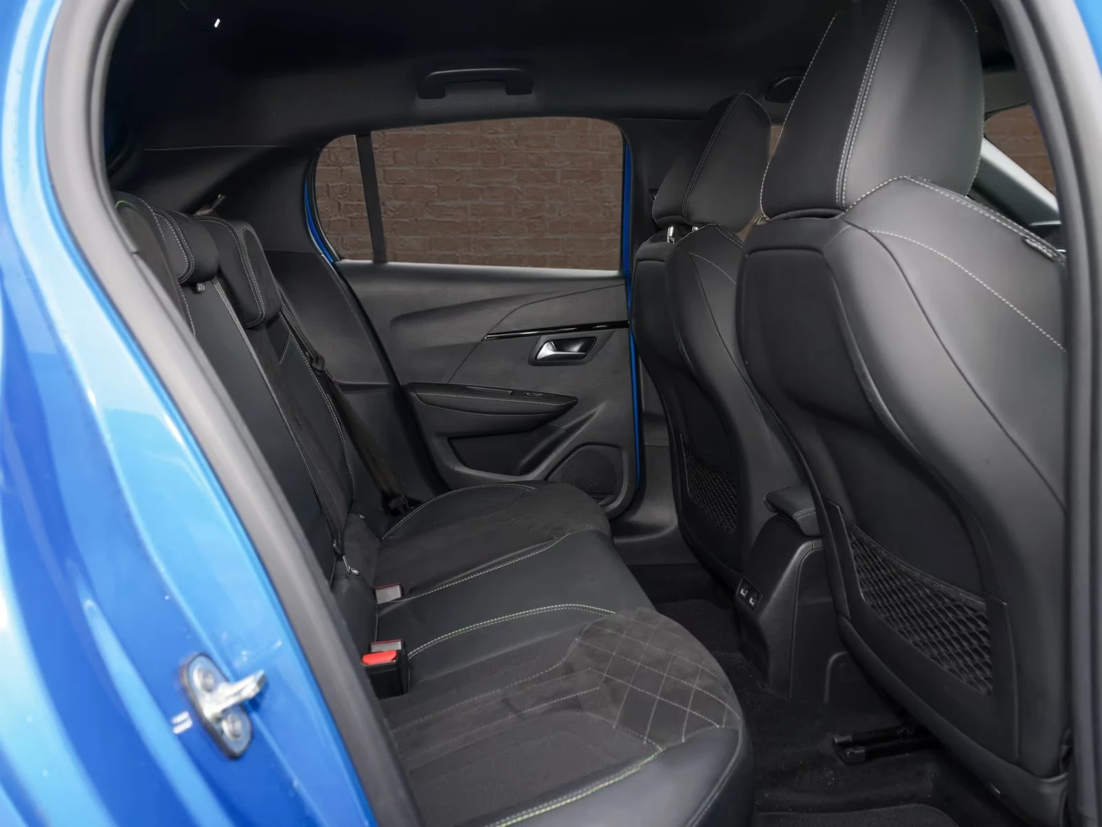 Peugeot 208 e-GT-LINE/136HP/CAM/AHK/H.PUMP/NAVI/LED/CPLAY/315q, снимка 13 - Автомобили и джипове - 54594886