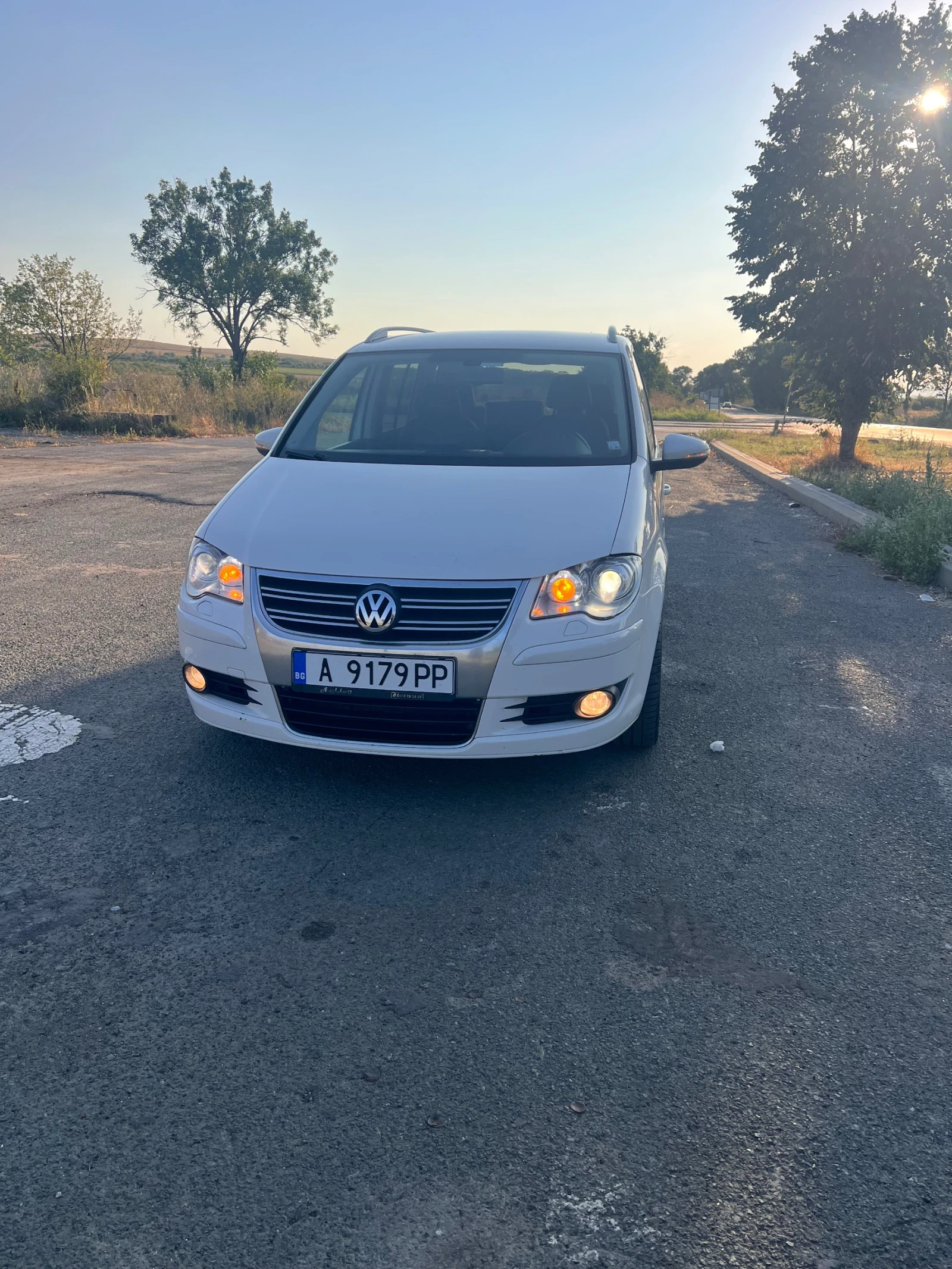 VW Touran 2.0 170коня R Line EDiTiON, снимка 5 - Автомобили и джипове - 55606827