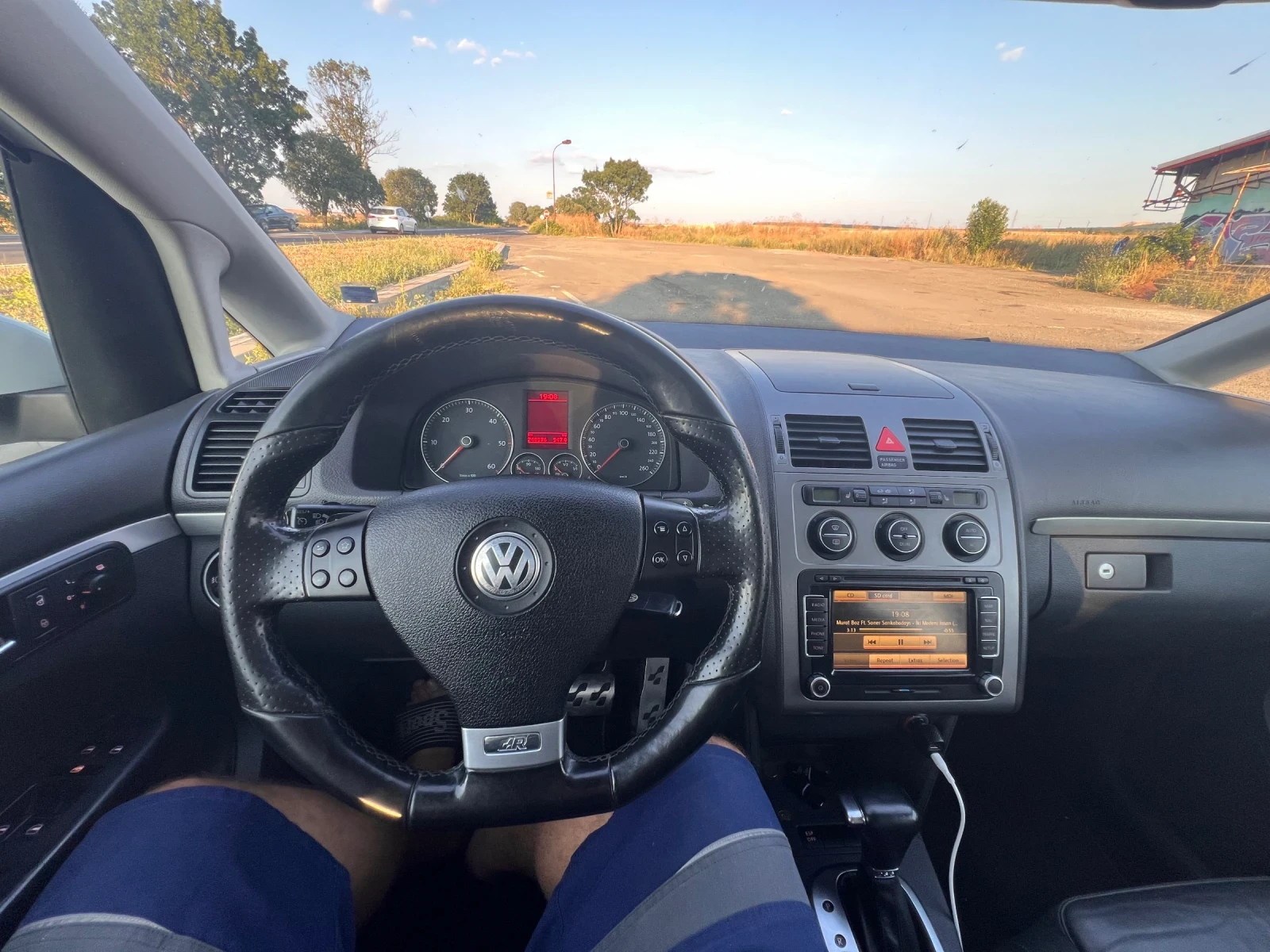 VW Touran 2.0 170коня R Line EDiTiON, снимка 13 - Автомобили и джипове - 55606827