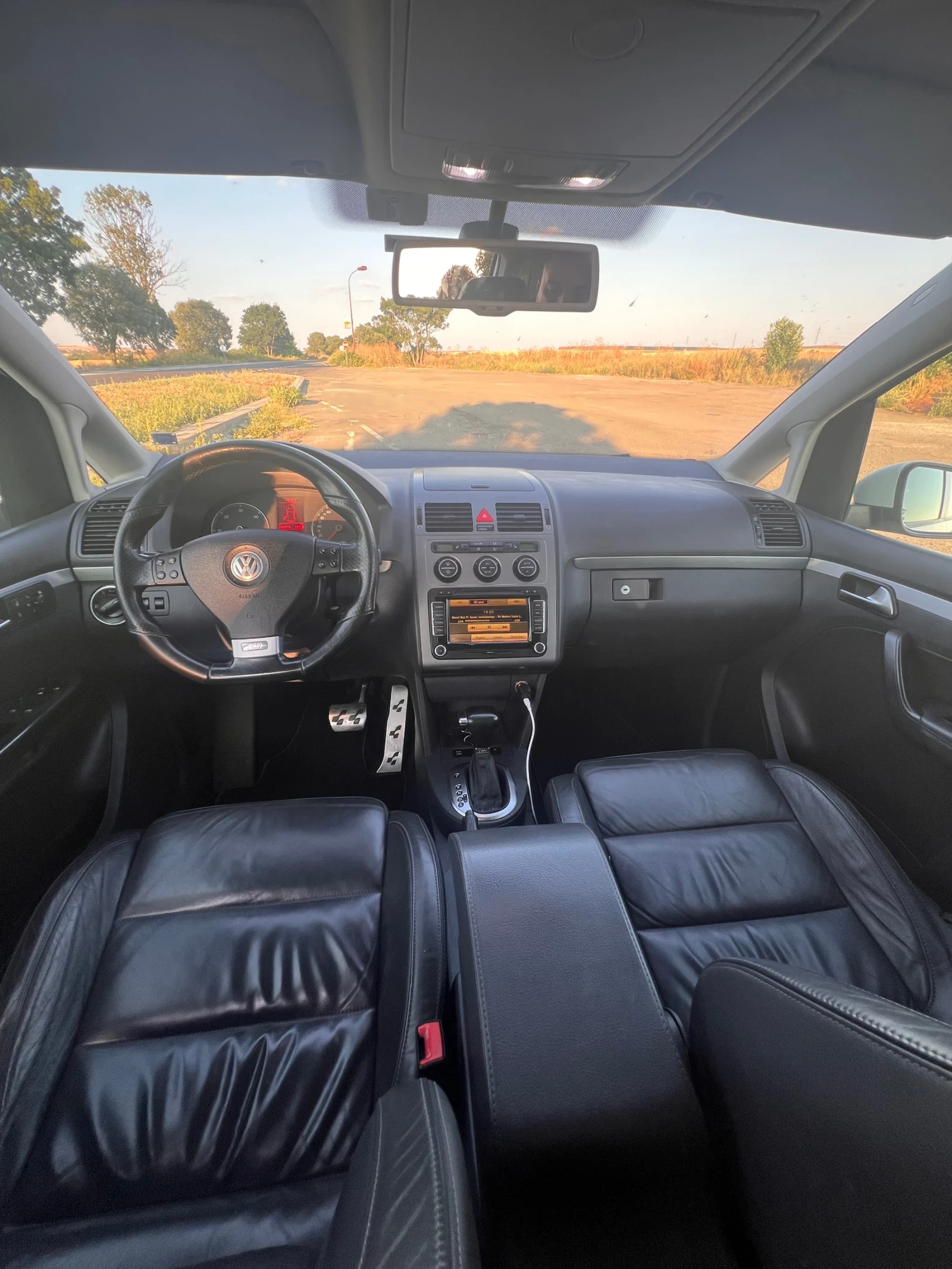 VW Touran 2.0 170коня R Line EDiTiON, снимка 12 - Автомобили и джипове - 55606827
