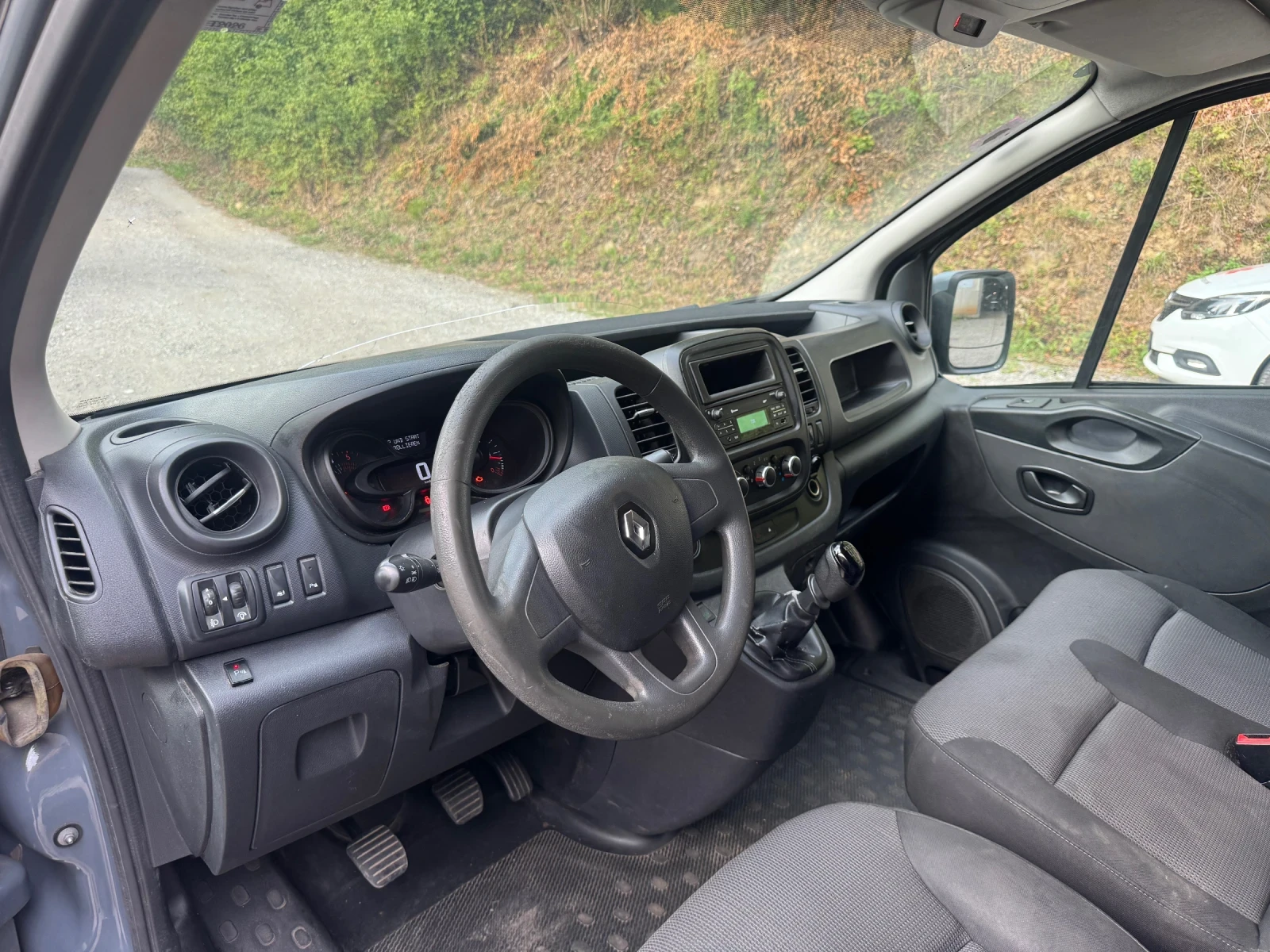 Renault Trafic 1.6 Дизел Дълга база Евро6 , снимка 10 - Бусове и автобуси - 55780494