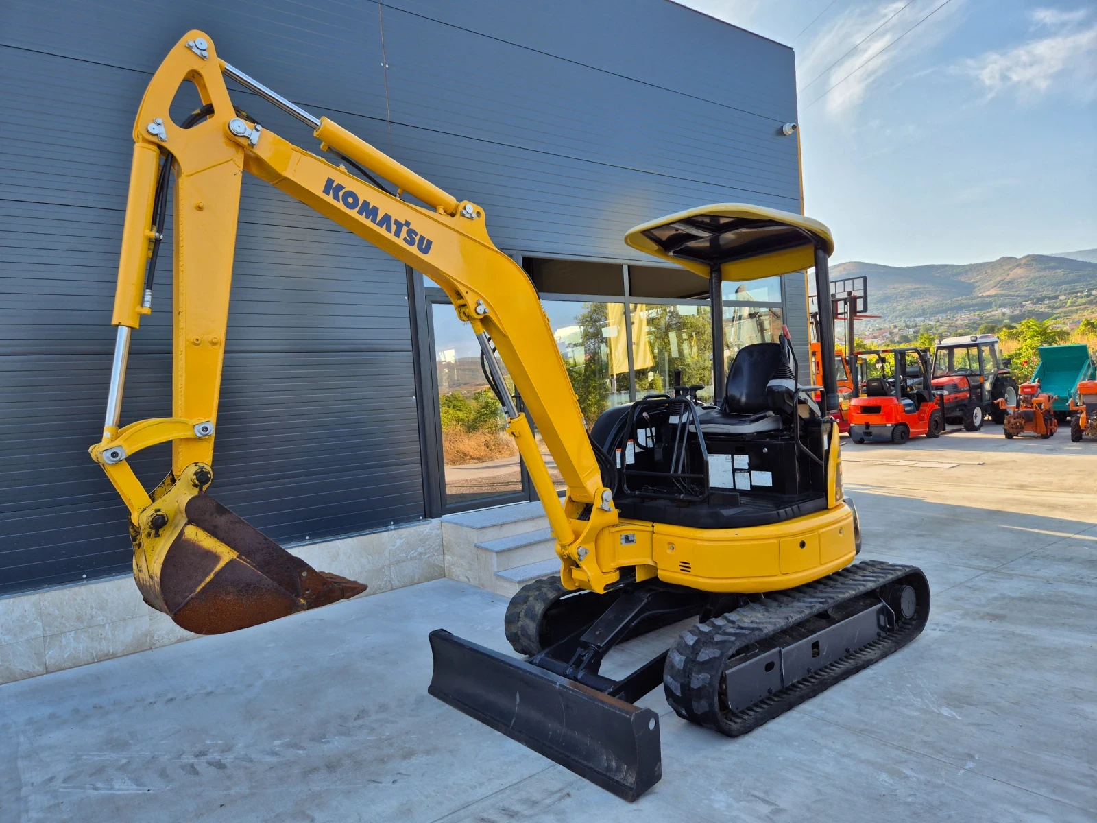 Багер Komatsu 3 тона / ПЕРФЕКТЕН / КАТО НОВ /, снимка 1