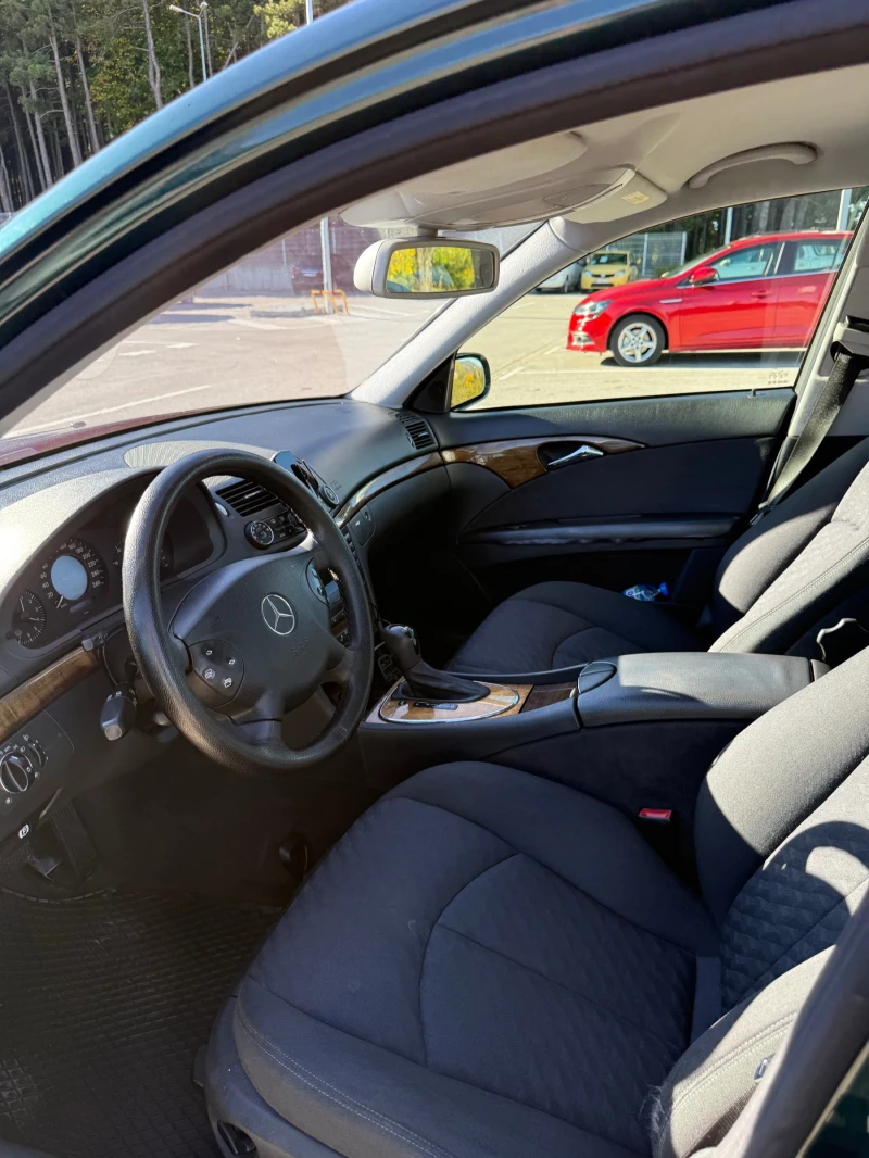 Mercedes-Benz E 220 CLASSIC, снимка 11 - Автомобили и джипове - 53431398