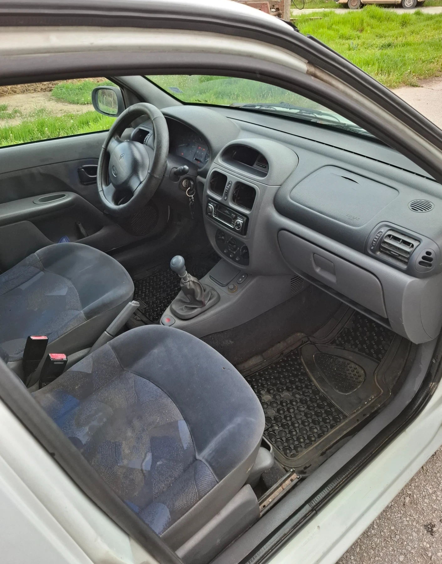 Renault Clio 1.9 D, снимка 4 - Автомобили и джипове - 54240414
