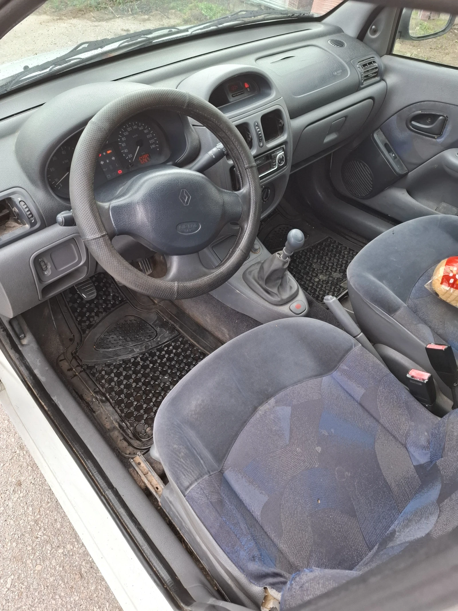 Renault Clio 1.9 D, снимка 10 - Автомобили и джипове - 54240414