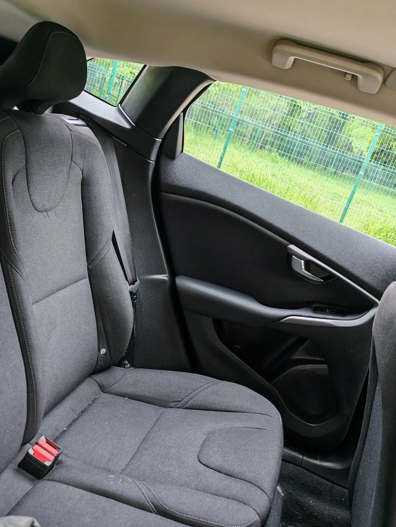 Volvo V40 2.0D 120hp Automatic, снимка 11 - Автомобили и джипове - 55415263