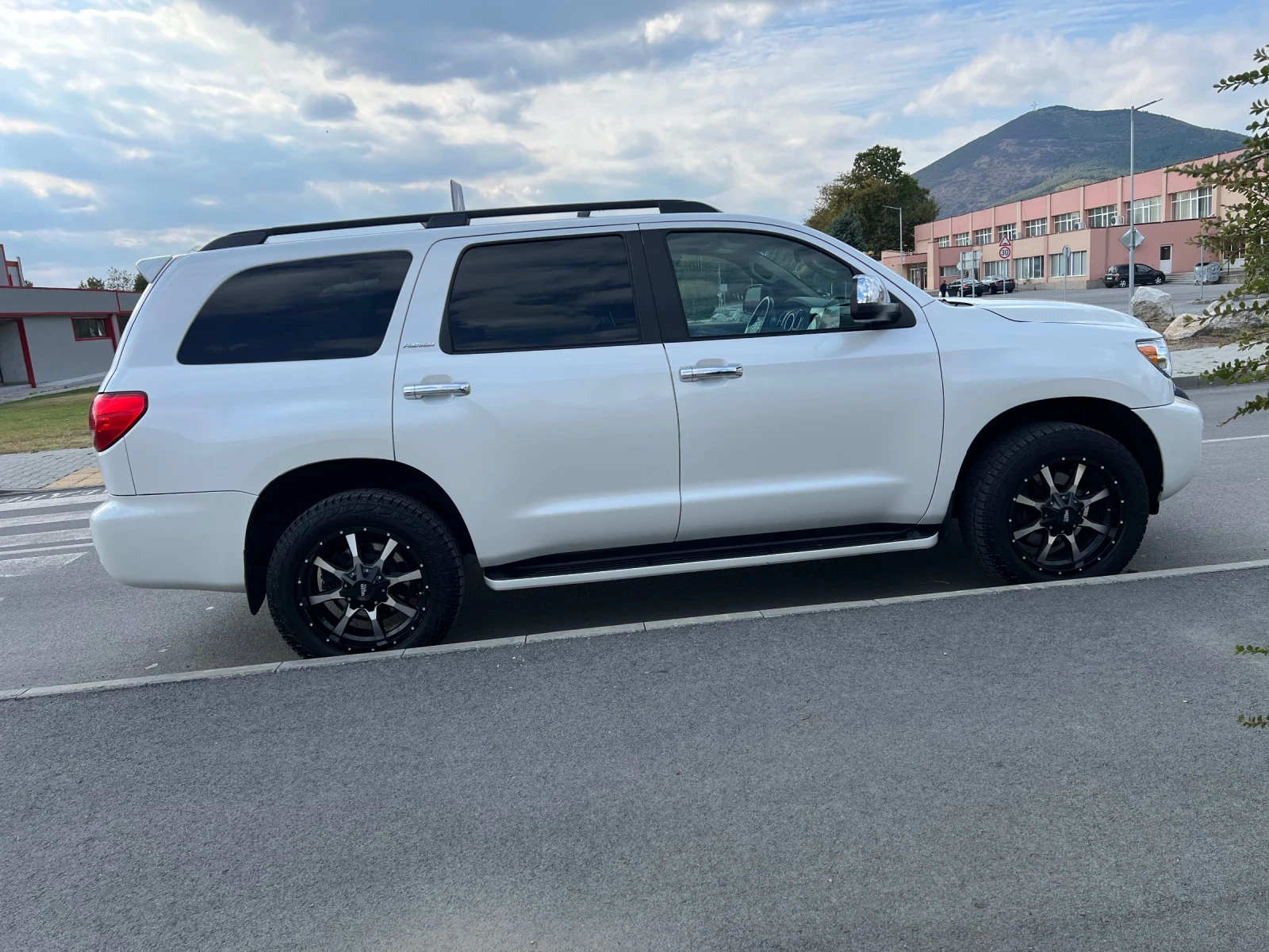 Toyota Sequoia  - изображение 4