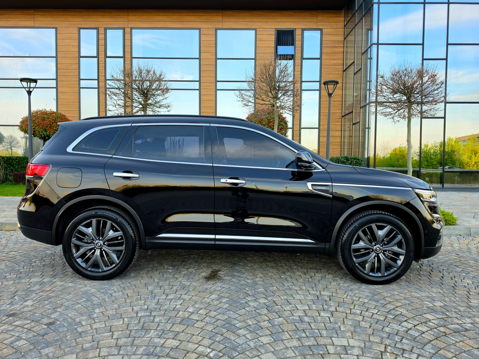 Renault Koleos 2.5 4×4 LIMITED EDITION, снимка 4 - Автомобили и джипове - 54250232