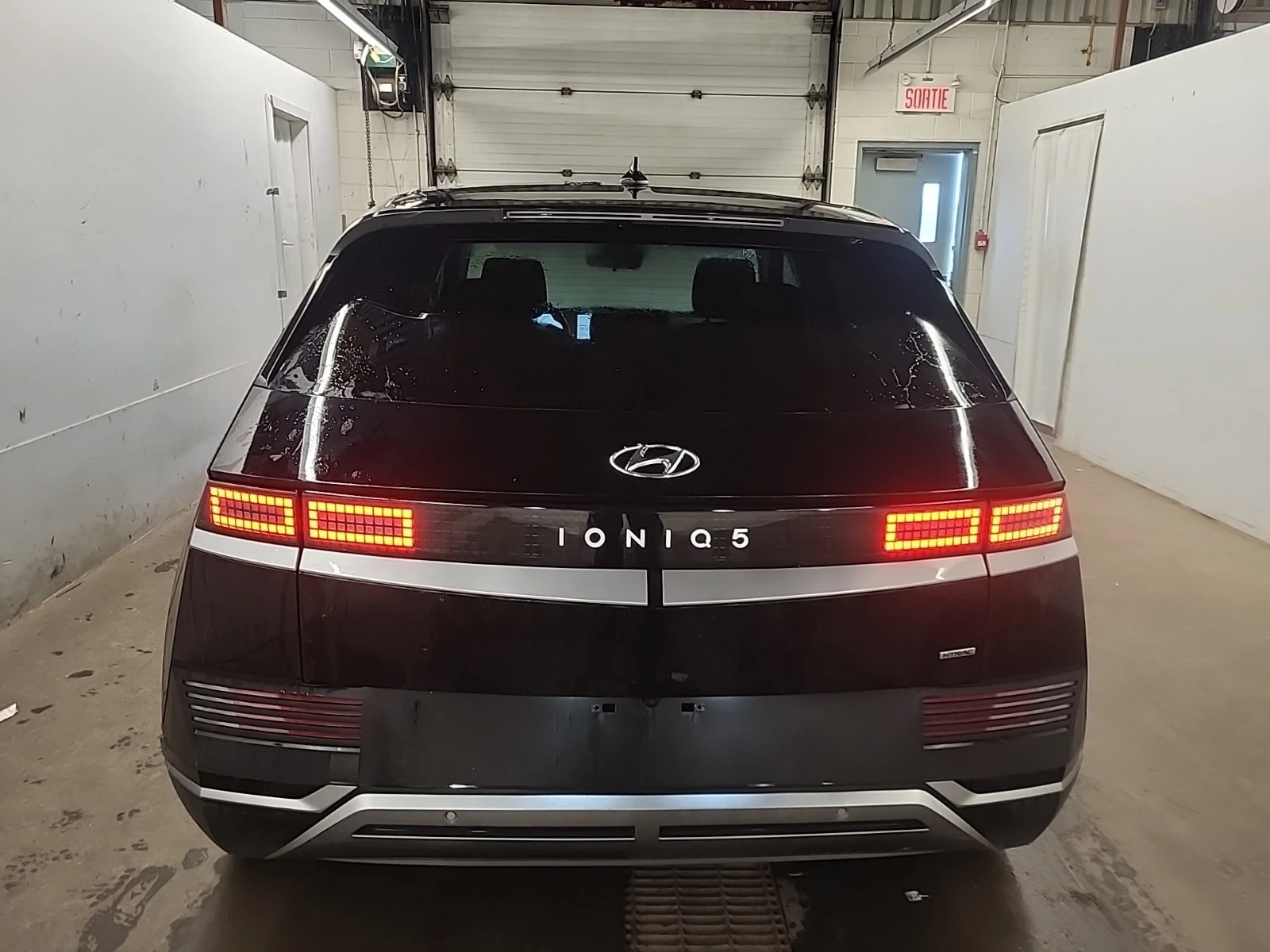 Hyundai Ioniq 5 * 4D UTILITY AWD* PREFERRED* CARFAX*  - изображение 4