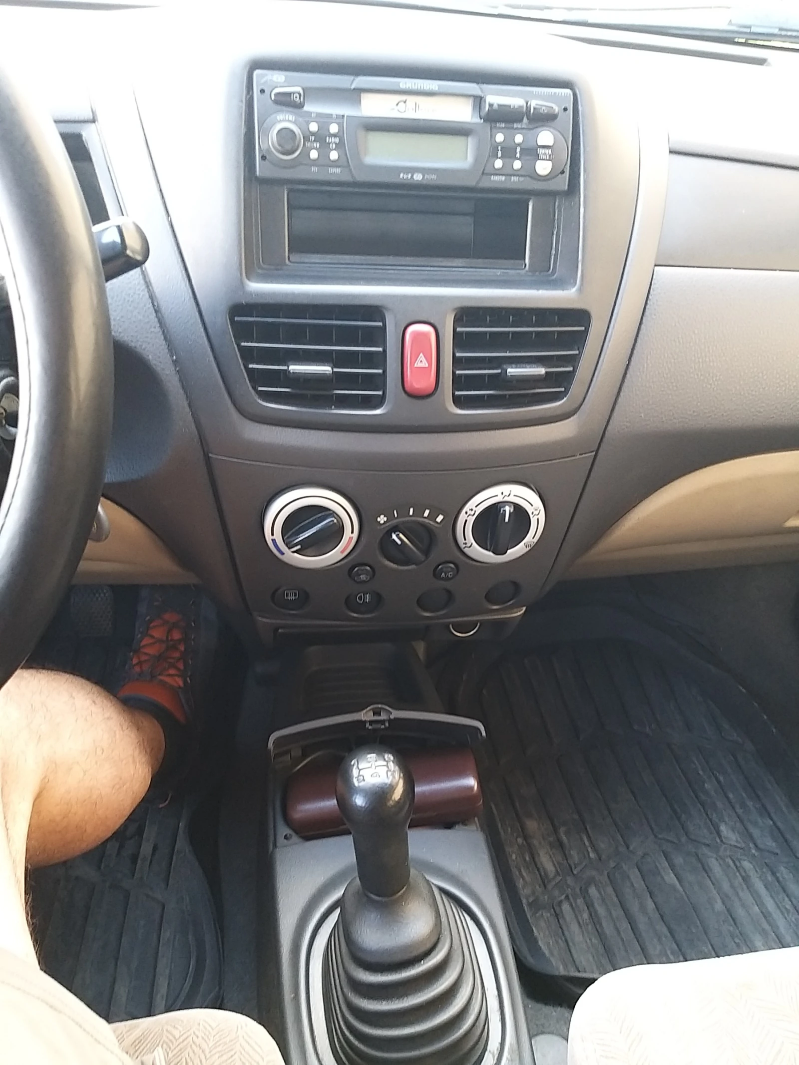 Suzuki Liana, снимка 9 - Автомобили и джипове - 54704741