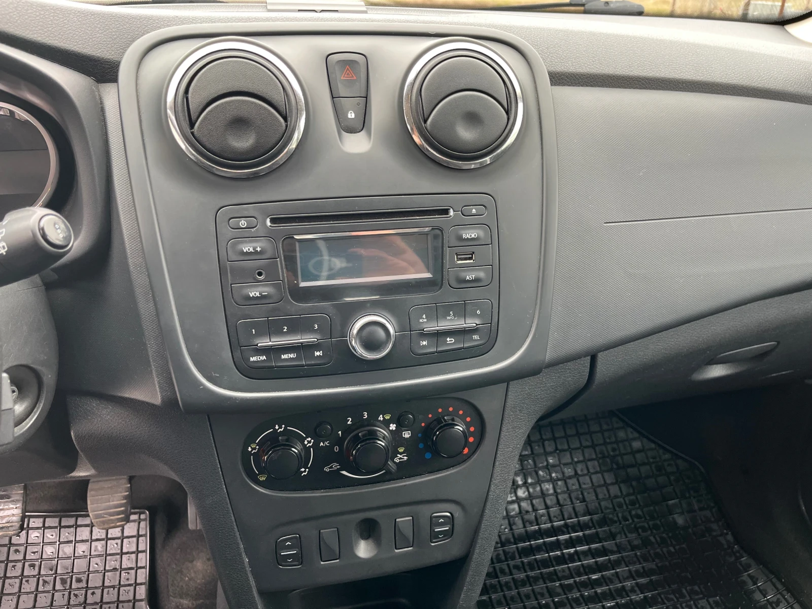 Dacia Sandero, снимка 4 - Автомобили и джипове - 54725485