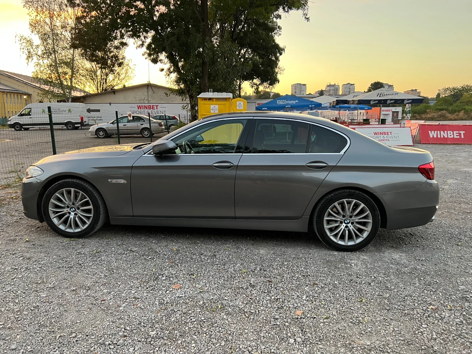 BMW 530  Xdrive/LUXURY Line/Facelift/Distronic/360/CarPlay, снимка 4 - Автомобили и джипове - 55275922