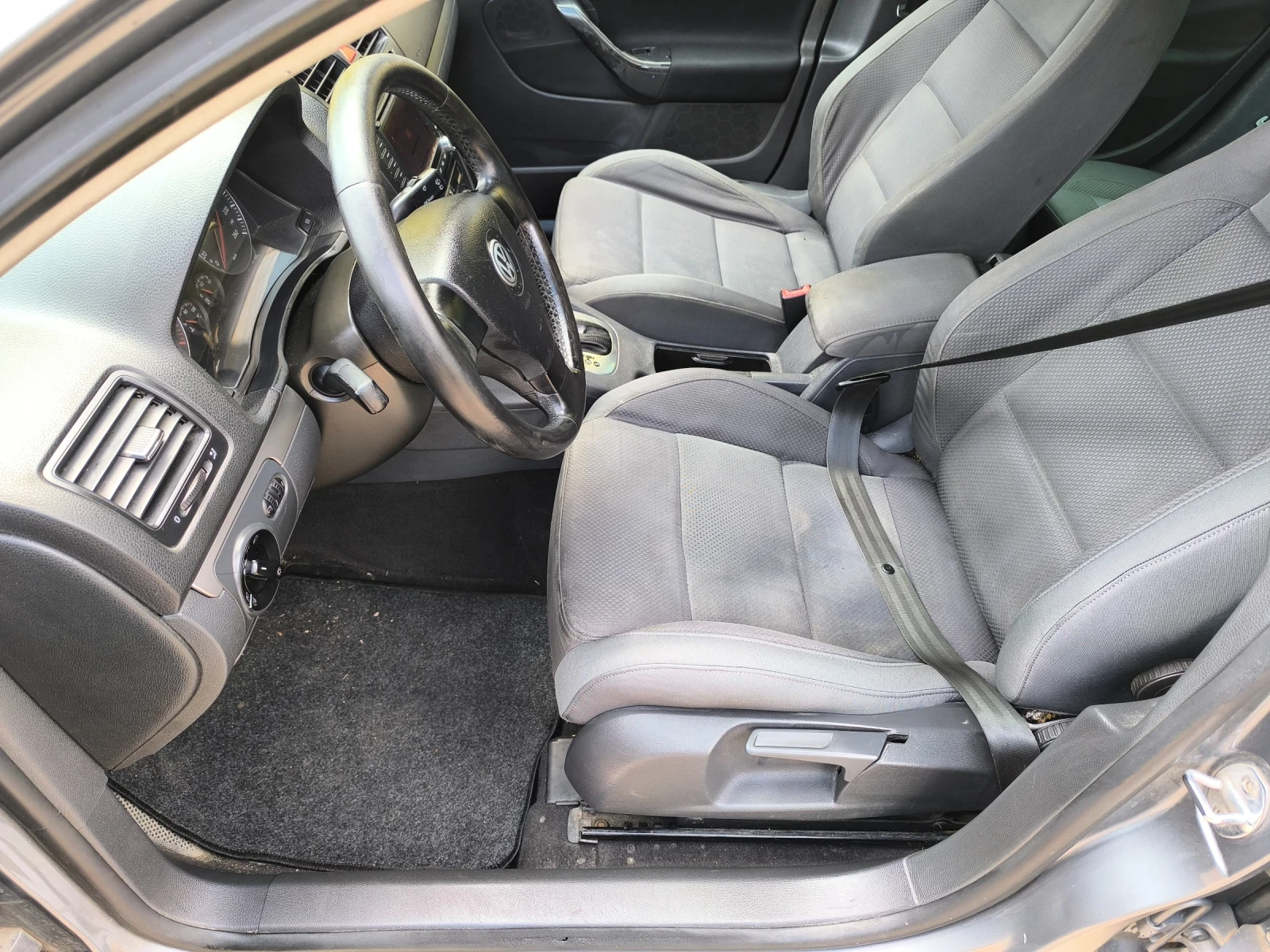 VW Golf 2.0 TDI Автомат, снимка 8 - Автомобили и джипове - 53700691