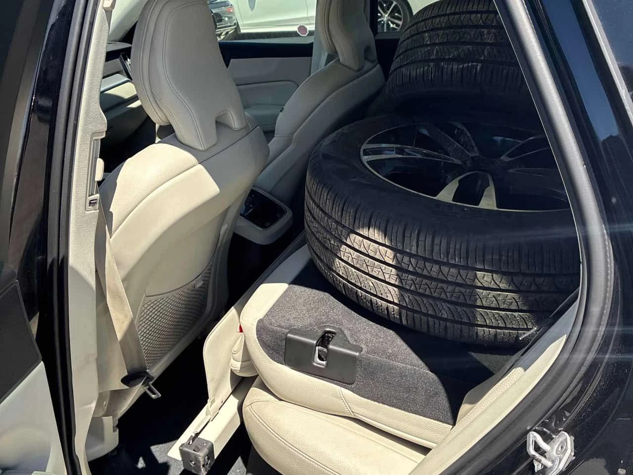 Volvo XC60 * Momentum * ПОДГРЕВ* ПАНОРАМА* + ГУМИ С ДЖАНТИ* , снимка 11 - Автомобили и джипове - 54635586