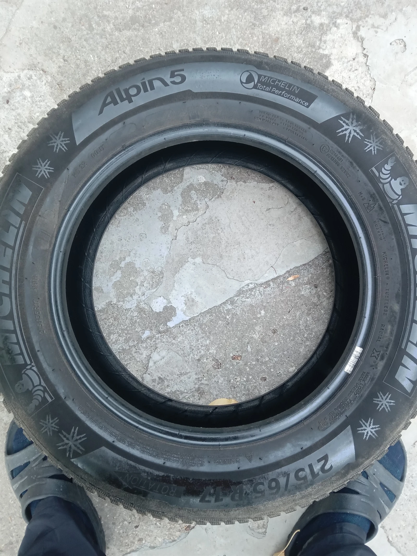 Гуми Зимни 215/65R17, снимка 2 - Гуми и джанти - 56126137